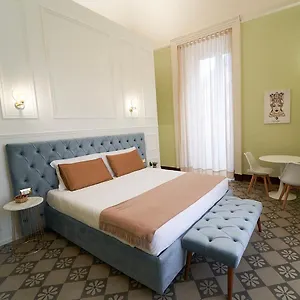 https://toscano-palace-luxury-rooms.taorminaitalyhotels.com